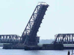 Conn ShoreLine NH-NEC Bridge 003.jpg (51455 bytes)