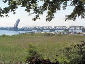 Conn ShoreLine NH-NEC Bridge 004.jpg (97564 bytes)