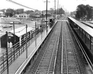 Amityville-temp-station-facilities-tracks_ViewE-crossover-bridge_late1968_Keller.jpg (101881 bytes)