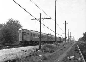 52.  MU Train on Temp Tracks-Approaching Temp Sta-Higbie Ave.-Laurelton-View W - 08-15-58 (Faxon-Keller).jpg (98823 bytes)
