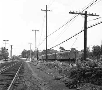 56.  MU Train East on Temp Tracks-Spfd Blvd Approaching Sta-Laurelton-View E - 08-16-58 (Faxon-Keller).jpg (120602 bytes)