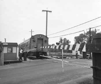 57.  MU Train W at Crossing-Spfd Blvd-Laurelton-View SE - 08-16-58.jpg (84533 bytes)