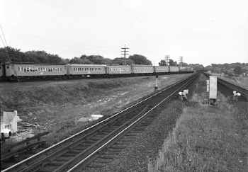 59.  MU Train E on Springfield Branch Approaching Spfd. Jct. -Laurelton-View E - 08-31-57 (Faxon-Keller).jpg (109524 bytes)