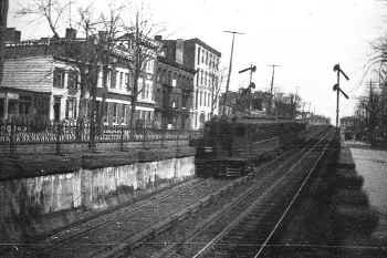 6. MP41 Train WB for FBA- Approaching Tunnel to FBA- Nostrand Ave. Station in Bkgd-c. 1915-View E-(Keller).jpg (174733 bytes)