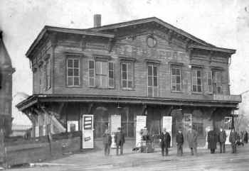 9.  Station-East New York - 1910 (1).jpg (68695 bytes)