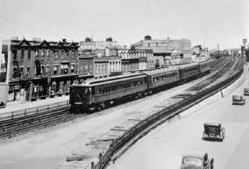 MU-train_East-New-York-station_ViewE-from-BMT-Fulton-EL_1940.jpg (82883 bytes)