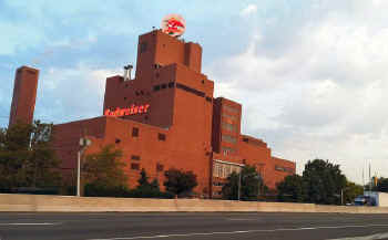 Anheuser-Busch-brewery_Newark-NJ_Route1-9_viewNW.jpg (41678 bytes)