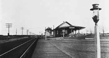 Station-Bellport-View E - c. 1925 (Osborne-Keller).jpg (64439 bytes)