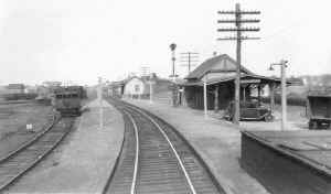 Station-Bridgehampton - Gas Car-PRR-Leased-4744-Sag Harbor platform-View E-1936  (Moneypenny-Keller).JPG (49020 bytes)