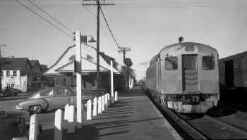 Budd RDC2 No. 3121-East Ender-At Station-Riverhead-1956.jpg (70192 bytes)