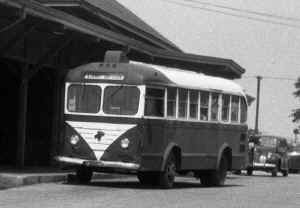 Station-Patchogue-Camp Upton Bus (View NE) - Summer-1941 (T. Bayles-Keller) (Zoom).jpg (93528 bytes)