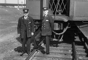 Condr. Ben Purick-Trainman Matthew Robelen-Sunnyside-LI City - c. 1940 (G. Christopher-D. Keller).jpg (93174 bytes)