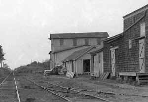 Cutchogue_viewW-potato-truck-at-Henry-Kaelin_Bushwick-Produce-Exchange-foreground_1941_Morrison.jpg (92139 bytes)