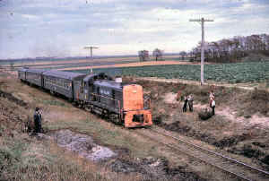 Greenport-Fan-Trip_westbound_Cutchogue11-5-61__(Landau-Phillips).jpg (153407 bytes)