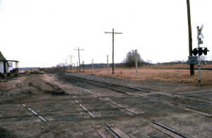Station-Cutchogue-Platform and Lamps-View SE - 02-15-76 (Madden-Keller).jpg (65599 bytes)