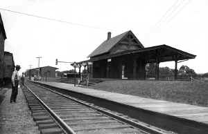 Station-Cutchogue_viewSE_c. 1905.jpg (85663 bytes)