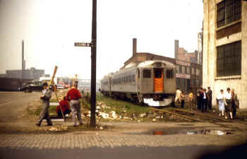 Varick-Yard-Flushing-Ave-crossing_Fan-trip_ViewNW_4-28-1957_Huneke.jpg (78346 bytes)