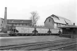 Frt House-Hoppers in Yard - Riverhead, NY (View NE) - 1936 (Keller).jpg (68487 bytes)