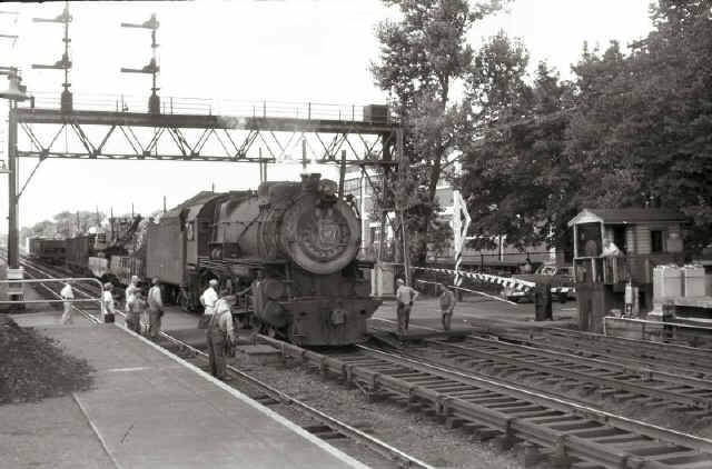 G5s-37-Work Train East-Carnation Ave.-Floral Park, NY - 1951.jpg (110236 bytes)