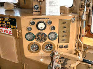 GE-44-tonner-cab-controls.jpg (97643 bytes)