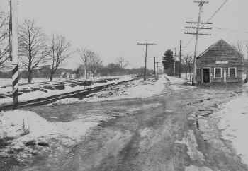 Holbrook-Post Office and Mail Crane - View East - c. 1940.jpg (130951 bytes)