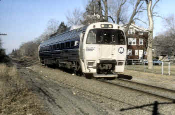 MN SPV2000  Railcar_no.291_eastbound_videotaping_LIRR-Holbrook_3-1986_Huneke.jpg (145055 bytes)