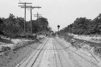 ROW-Construction Alongside Tracks-Signals 505-506-E of Holbrook-View W - 04-28-48 (Weber-Keller).jpg (151077 bytes)