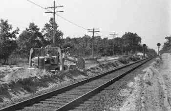 ROW-Construction Alongside tracks-Signals 505-506-E of Holbrook-View SW - 04-28-48 (Weber-Keller).jpg (161501 bytes)