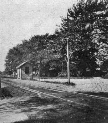 Station-Holbrook-Coates Ave.-crossing_ViewNW_c. 1910_Keller.jpg (222993 bytes)