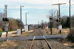 Station-Jamesport-R Block Limit Signal (View E) - 04-19-81 (Madden-Keller).jpg (107523 bytes)