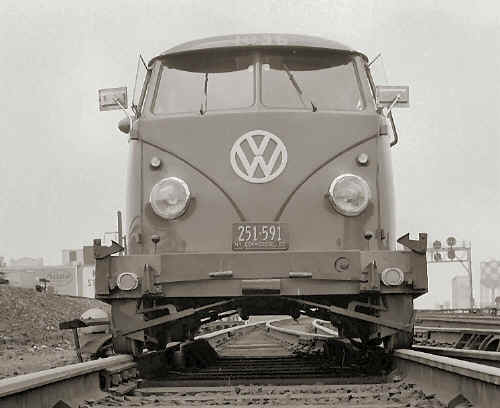 LIRR-VW-track-vehicle_1960_viewW_track9-nearJay.jpg (111194 bytes)