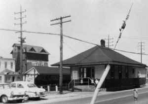 Lindenhurst-Station-Coal_ViewNE_8-1958_SUNY-Emery.JPG (140223 bytes)
