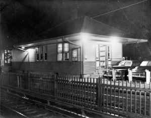 Lindenhurst-Station_viewSE_1952_DickWetterau-RichardViken_QueensboroPublicLibraryJamaica.jpg (103857 bytes)