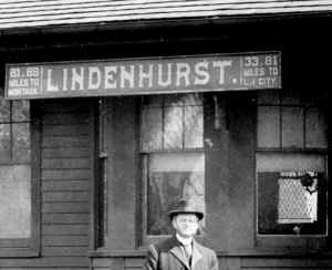 Station-Lindenhurst-Close-up of Sign - 1907.jpg (157097 bytes)