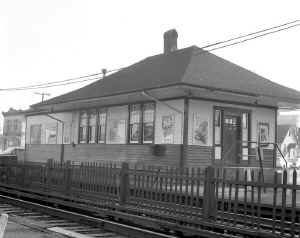 Station-Lindenhurst-Combined Frt-Exp Hse-1966_Keller.jpg (87627 bytes)