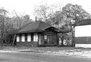 Station-Lindenhurst-Irmisch Park-1971_Keller.jpg (102304 bytes)