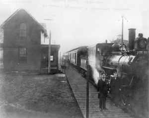 Station-Lindenhurst-SSRR Bldg-Train-Condr. Burchill-Trainman Lawrence-1897_Skip Meinhard.jpg (107746 bytes)