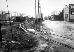 Station-Lindenhurst-c. 1940.jpg (153680 bytes)