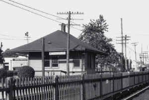 Station-Lindenhurst (View SW) - c. 1925 (Osborne-Huneke) (Zoom Depot).jpg (90540 bytes)