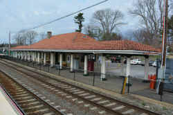 Locust-Valley-Station_viewNW_4-12-17_Morrison.jpg (81348 bytes)