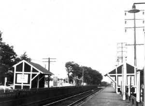 Massapequa-Park-Station_c.1950s_Massapequa-Historical-Society.jpg (73087 bytes)
