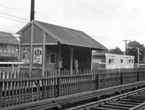 Station-Massapequa Park-Shelter Shed with Tkt Ofc and Temp Tkt Ofc Trailer (View NE) - 1966 (Keller-Keller).jpg (90003 bytes)