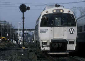 Metro-North_SPV2000_Rail-Diesel-Car-291_videotaping-ROW_eastbound-Ronkonkoma_3-1986_ArtHuneke.jpg (86690 bytes)