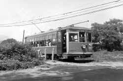 NYQT Car 33-on PROW at Trolley Sta-Hempstead Tpke-Flushing, NY - 07-04-37 (Keller).jpg (188319 bytes)