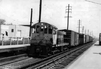 LIRR-459_9-car-westbound-freight-Jamaica_NHP_5-23-72_George. E. Votava_MikeBoland.jpg (83409 bytes)