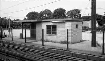 Station-Merillon Ave-New Hyde Park-View NW - 07-06-74 (Votava-Keller).jpg (108619 bytes)