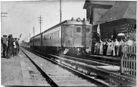 MU train-First from Penn Sta at East Rockaway - 09-08-10.jpg (117794 bytes)