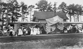 Station-Brookhaven-1st Train from Penn Sta - 9-8-10.jpg (134898 bytes)