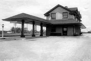 Quogue-Station_ViewE_6-04-1918_Morrison.jpg (72171 bytes)