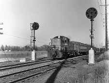 13-RS3-1554-Patch-Bab-Scoot-Westbound past signals east of Great River-1969.jpg (80863 bytes)
